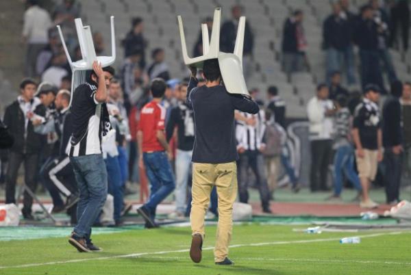 Beikta ile Galatasaray arasnda oynanan man son dakikalarnda byk olaylar kt, taraftarlar sahaya girdi.