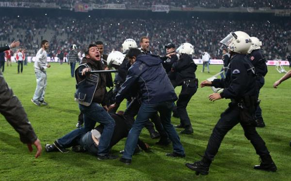 Hakem heyetinin soyunma odasna gitmesinin ardndan, yaklak 1 saat sonra man tatil edildii akland.