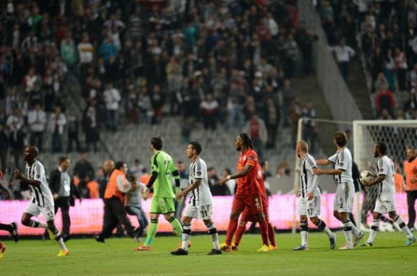 Beikta ile Galatasaray arasnda oynanan man son dakikalarnda byk olaylar kt, taraftarlar sahaya girdi.