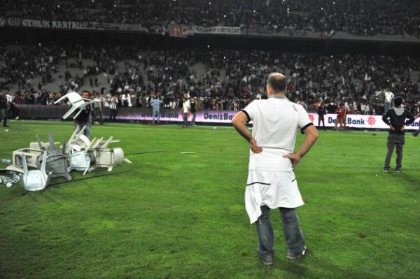 Beikta ile Galatasaray arasnda oynanan man son dakikalarnda byk olaylar kt, taraftarlar sahaya girdi.