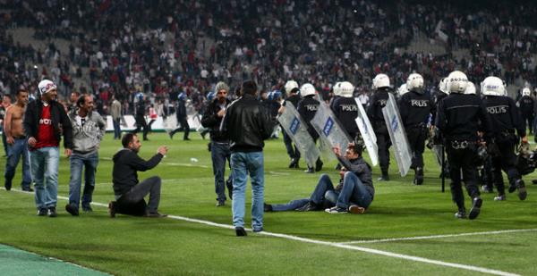 Spor Toto Sper Lig'de Beikta ile Galatasaray arasnda oynanan ve 90+3. dakikada taraftarlarn sahaya girmesiyle duran derbi ma, hakem Frat Aydnus tarafndan tatil edildi.