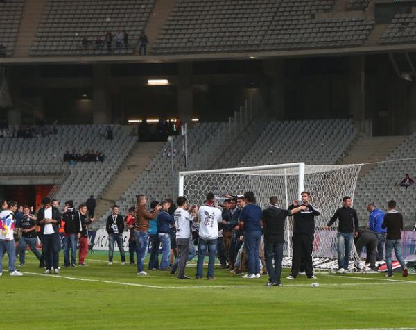 Uzatma dakikalarnda saha kart, Tribnler sahaya indi