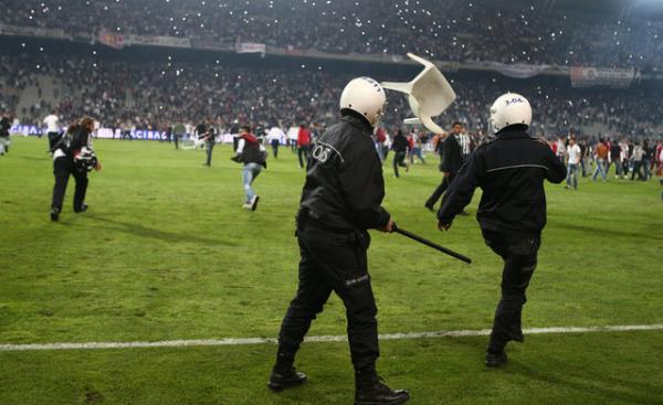 Uzatma dakikalarnda saha kart, Tribnler sahaya indi