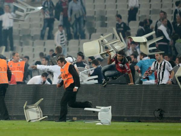 Beikta ile Galatasaray arasnda oynanan man son dakikalarnda byk olaylar kt, taraftarlar sahaya girdi.