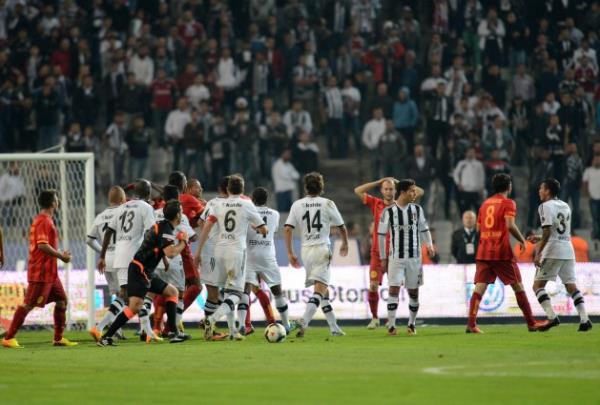Beikta ile Galatasaray arasnda oynanan man son dakikalarnda byk olaylar kt, taraftarlar sahaya girdi.