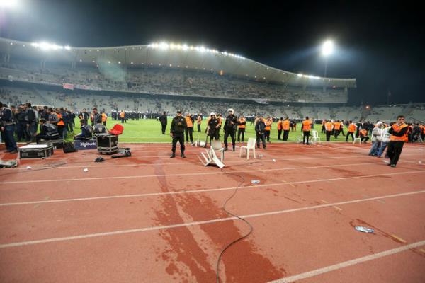 Uzatma dakikalarnda saha kart, Tribnler sahaya indi