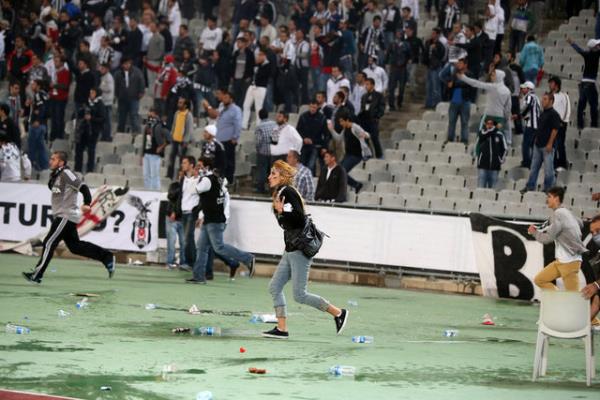 Uzatma dakikalarnda saha kart, Tribnler sahaya indi