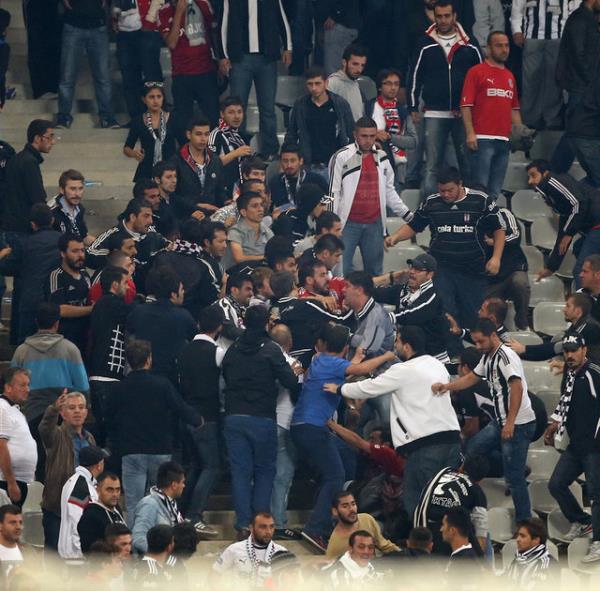 Uzatma dakikalarnda saha kart, Tribnler sahaya indi