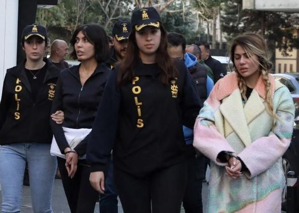 CANDAN KARDELER TUTUKLANDI! (16 KASIM)    Dolandrclk ve kara para aklama sulamasyla gzaltna alnan Bahar ve Nihal Candan kardeler ile Hac srafil Salam karldklar mahkemece tutukland.