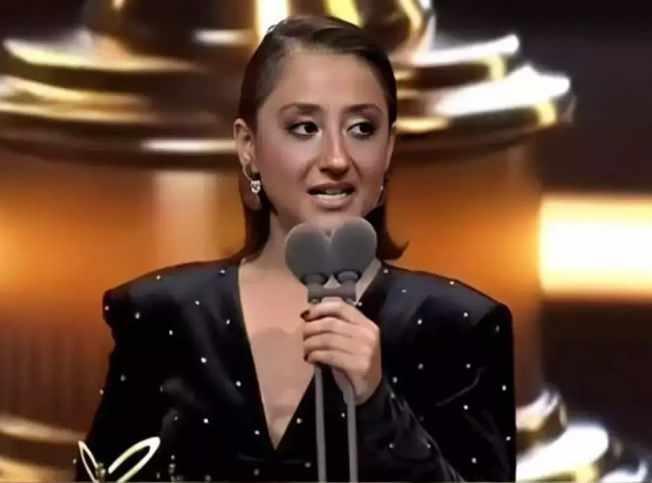 ECEM ERKEK?N ALTIN KELEBEK TRENNDE KPENE SELAM GNDERD! (4 ARALIK)    Altn Kelebek?te dl alan oyuncu Ecem Erkek kpeine selam yollad ama Filistin?le ilgili tek kelime etmeyerek bir skandala imza att.