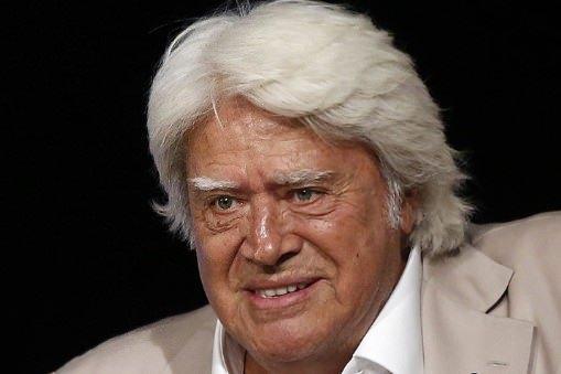 CNEYT ARKIN?IN 50 YILDIR SAKLADII KIZI MRAS KRZNE NEDEN OLDU (16 EKM)    Usta sanat Cneyt Arkn'n ilk evliliinden dnyaya gelen ve 50 yl oyunca grmedii kz Filiz Canl, Arkn'n vefatnn ardndan ailede miras krizine neden oldu. Usta ismin 2009 ylnda hazrlad vasiyetnamesine itiraz eden Filiz Hanm, vey annesi Betl Creklibatr ve iki kardeinin Cneyt Arkn' yanltarak miras dzenlettiini ileri srerek tm mirastan eit pay istedi.