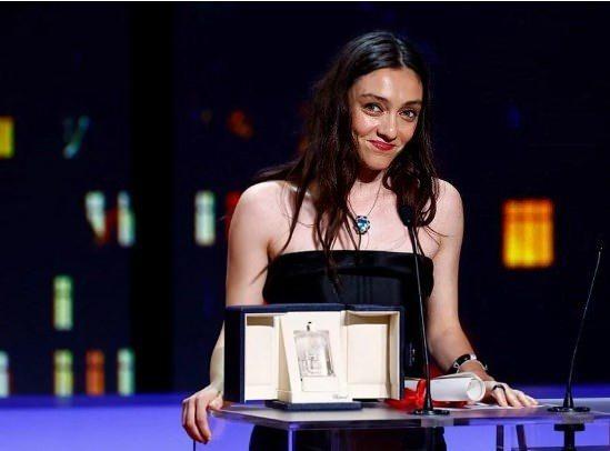 CANNES?DA LKESN KTLEYEN MERVE DZDAR?A TEPK YADI! (29 MAYIS)    Oyuncu Dizdar'a, 76. Cannes Film Festivali'nde ynetmen Nuri Bilge Ceylan'n "Kuru Otlar stne" filmindeki rolyle 'en iyi kadn oyuncu' dl verildi. sahneye kan Dizdar, yapt konumada Trkiye'yi karalayan ifadeler sarf etti.