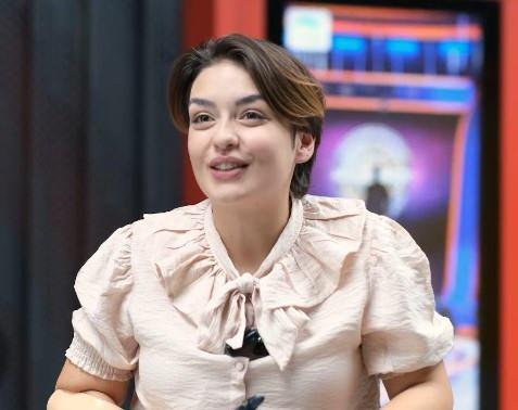 KM MLYONER OLMAK STER'E 6. MLYONER RABA BRSEN GERCN! (6 EKM)    Kim Milyoner Olmak ster'de final sorusuna kadar gelen Rabia Birsen Gercin, 1 milyon liralk soruyu da doru cevaplayarak byk dln sahibi oldu. Doru cevab verdiini grnce byk sevin yaayan yarmac, gzyalarna hakim olamad.