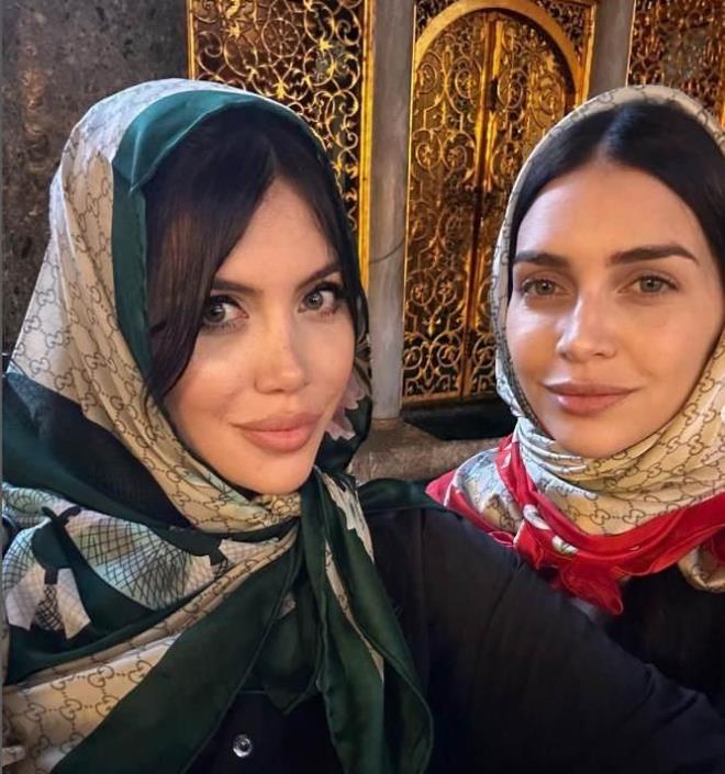 ICARD'NN E WANDA NARA VE KIZI AYASOFYA'YI ZYARET ETT (11 AUSTOS)    Galatasarayl futbolcu Mauro Icardi'nin ei Wanda Nara ocuklaryla birlikte Trkiye'ye geldi. stanbul'da paylam yapan Nara girdii her dkkanda ilgiyle karland. Trk esnafnn kendisini tanmasna ok aran Nara, bir esnafn 'Icardi ile yatyorum' sz zerine aknln gizleyemedi.