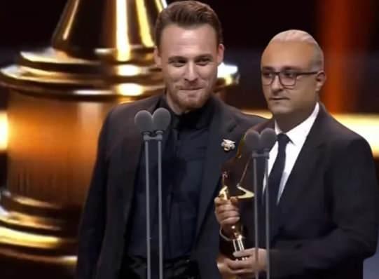 ONUR ATLLA KEREM BRSN TAKLDYLE GNDEM OLDU (4 ARALIK)    ngilizce aksanyla dikkat eken Kerem Brsin, Altn Kelebek dlerinde yapt ingilizce konumayla komediye malzeme oldu. Brsin'den sonra dln almak zere sahneye kan Onur Atilla, Brsin taklidiyle izleyenleri kahkahaya bodu.