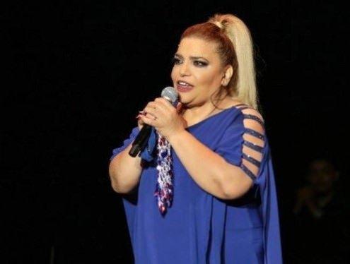 ARKICI KBARYE SAHNEDEN DT ( 10 MAYIS)    Mersin'de bir etkinlikte sahne alan arkc Kibariye, zerine koan hayran nedeniyle 2 metre ykseklikte olan sahneden dt.