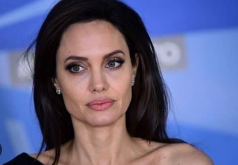 ANGELNA JOLE?DEN YILLAR SONRA GELEN BM TRAFI! (17 ARALIK)    Daha nce pek ok kez srail'in Gazze'de sivillere ynelik saldrlarna katliamna tepki gsteren ve yardm arsnda bulunan dnyaca nl ABD'li oyuncu Angelina Jolie, dnyadaki adaletin ve insan haklarnn herkes iin eit ekilde ilemediini dile getirerek BM?ye sitem etti.