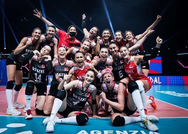 FLENN SULTANLARI, MLLETLER LG AMPYONU OLDU (17 TEMMUZ)    A Milli Kadn Voleybol Takm, FIVB Voleybol Milletler Ligi?nin final manda in ile kar karya geldi. Heyecan dolu ma Filenin Sultanlar setlerde 3-1 kazanarak Milletler Ligi?nde ampiyon oldu. 2023?teki finalde ulat zaferle ilk ampiyonluunu elde etti.