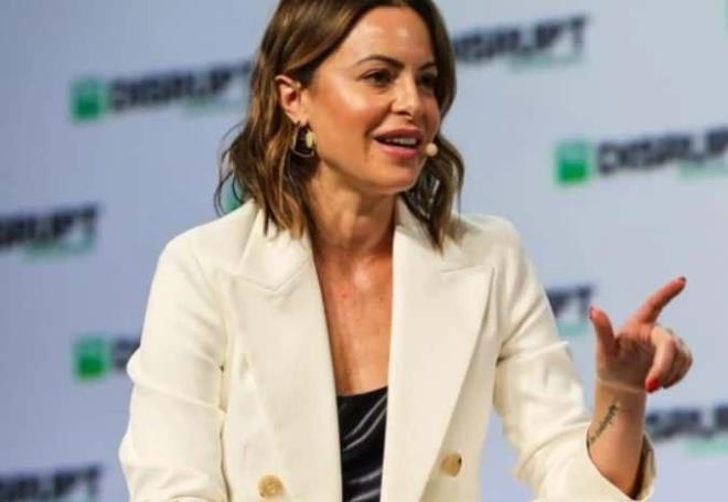 FUTBOL DNYASINI SARSAN BANKACI VURGUNU: SEL ERZAN (24 KASIM)    Denizbank Levent Bykdere Caddesi'ndeki ubesinde "zel kapal fon" sistemiyle aralarnda Arda Turan, Emre Belzolu, Fernando Muslera ve Seluk nan gibi nl futbolcularn bulunduu 19 kiinin ube mdr Seil Erzan tarafndan yaklak 12 milyon TL dolandrd ortaya kt.