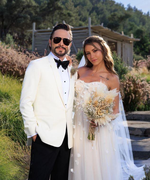 "LCV OLARAK ARILDIIM DNLERE GTMYORUM"    Yaz banda Bodrum'da evlenen Ahmet Kural'n dnne neden katlmad sorulan baarl oyuncu "Ben LCV (Katlm durumu belirtme zorunluluu) olarak arldm hi bir yere gitmem. Bu kermes de olur, gala da olur, dn de olur. Maddi anlamazlk sz konusu deil, manevi anlamazlklar olabilir. Ama kardeler arasnda krgnlk olmaz. Ben kendi bama bir yolculuk yapmak istiyorum. Instagram'da takipleiyoruz" ifadelerini kulland.