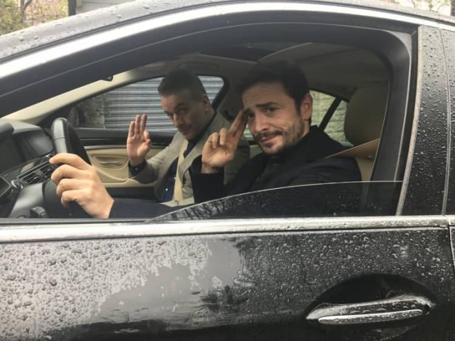 Devamnda Kural, "zlmek... Tabii ki de zlnr. Biz bu baarl yola beraber ktk. Bize bir baar nasip edildi. yle gzel iler yaptk ki... Bir anda byle ksp gitmek veya tavr yapmak kolay deildir. O yzden hi kimse nankrlk yapmasn bence. Bizler baarl, iyi insanlardk. Maalesef u an birbirimize krgnz. Gnn birinde barlr, konuulur. Biz yle dman olacak insanlar deiliz asla. Nankr deiliz." ifadelerini kulland.