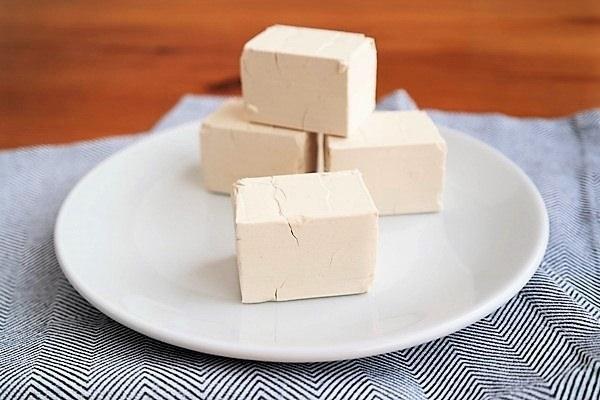 SADE MAYA MASKES TARF    2 yemek ka ya maya    1 yemek ka lk su  <br>  Malzemeleri kartrp, sivilcelerinizin youn olduu blgeye srn. Maske tamamen kuruyunca lk suyla slatn ve ovalayarak maskeyi temizleyin.