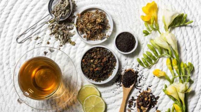 K enfeksiyonlarnda, stresli ve gergin gnlerde, yorgun dtnz akamlarda bir fincan bitki ay ile kendinize gelebilirsiniz. Kahramanmara?n tarihi mekanlarndan olan Sarahane ars?nda 36 yldr ayhane ileten ayc Recep?in ?atom?u k aylarnn vazgeilmez iecei olmu durumda. Peki atom ay nedir ve iinde neler vardr? Atom aynn faydalar nelerdir?