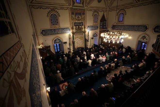 29 ARALIK 2023 CUMA MESAJLARI  <br>  Gzlerinizin sadece gzellikleri grecei bir gn olsun. #hayrlcumalar  <br>  Allah'n rahmeti ve bereketi zerimize olsun! Cumanz mbarek olsun.  <br>  Ya Rabbi! Sana alan elleri, sana ynelen gnlleri, sana bklen boyunlar, sana yalvaran dilleri, ne olur bo evirme, amin. Hayrl nurlu cumalar.  <br>  Kalp krmay braktmz, birlik olduumuz bir cuma gn olmas dileiyle... Hayrl Cumalar...  <br>  Cuma gnleri,duann kabul olaca bir an vardr. Cuma?nn gndz,gecesinden daha kymetlidir Allah Cumamz ve ettiimiz dualar kabul etsin inallah  <br>  Rabbim, sevginle dopdolu yreklerle sana kavumay ve sevdiklerimizle sonsuzlukta bulumay nasip eyle, amin. Hayrl Cumalar.  <br>  Allah?n (c.c.) rahmeti, mafireti, bereketi zerine olsun. Rabbim gnmz hayrl ve bereketli klsn, Hayrl cumalar diliyorum.  <br>  Rabbim, sevginle dopdolu yreklerle sana kavumay ve sevdiklerimizle sonsuzlukta bulumay nasip eyle, amin. Hayrl Cumalar.  <br>  Makbul, dua ve tvbelerimizi kabul, salmz daim, kazancmz bereketli, kalplerimizi ve evlerimizi huzurla doldursun nallah. Hayrl cumalar dilerim.  <br>  Allah?m rzkmza bolluk, kalbimize ferahlk, mrmze bereket ver! Amin. Cumanz mbarek olsun.