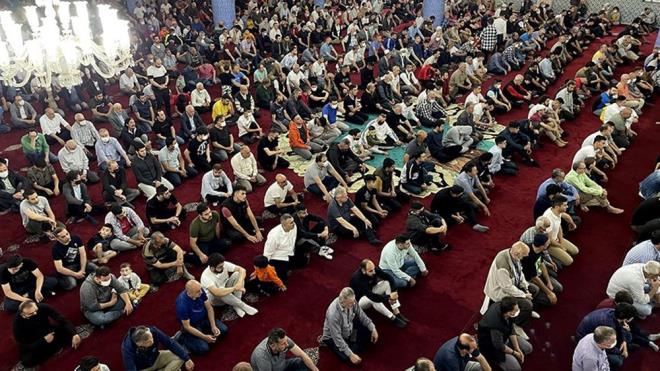 Cuma Mbarek olsun! Daha iyi Mslmanlar olmaya alalm ve gnlk yaamlarmzda slam'n retilerini takip edelim.  <br>  Cuma Mbarek! Hayatmzn her alannda dualarmz sunalm ve Allah'n merhametini ve rehberliini isteyelim.  <br>  Bu mbarek Cuma gnnde Allah'n bizlere bahettii saysz nimetleri hatrlayalm ve O'na kranlarmz sunalm.  <br>  Cuma sadece bir gn deildir; Allah'n zel bir ltfudur. Bu gn en iyi ekilde deerlendirelim ve O'nun rehberliini ve bereketini isteyelim.  <br>  Cuma bereket gndr, mafiret gndr ve yeni balanglarn gndr. Bu gn en iyi ekilde deerlendirelim ve Allah'n merhametini ve rehberliini isteyelim. Cuma Mbarek olsun!  <br>  Btn kaplarn anahtarlar kendinde olan Allah'm. Hakkmzdaki en iyi kapy a. Hayrl Cumalar dilerim.  <br>  Bu mbarek Cuma hrmetine milletimizi terr hastalndan muhafaza eyle Allah?m! CUMA'MIZ mbarek olsun?  <br>  Her yeni gn Allah'n bizlere bahettii cennetten bir armaandr. Her ey kesin tvbeye baldr. CUMA'NIZ mbarek olsun