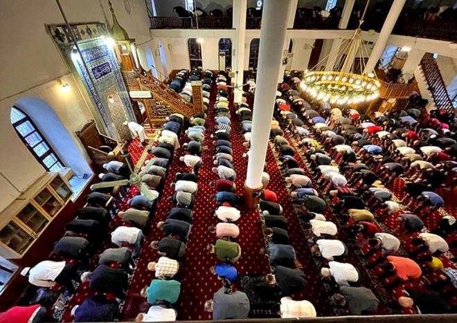 Her hafta olduu gibi bu hafta da "Cumanz Mbarek Olsun" gibi cuma mesajlarn uzaktaki yaknlarna iletecek olanlar farkl ve yeni cuma szlerini aratryor. Bu anlaml gn vurgulayan, ksa, uzun, en k ve resimli cuma mesajlarn aratran vatandalar iin bir araya getirdik. te cuma mesajlarnda en gzel, en anlaml, ksa ve uzun seenekler...