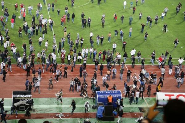 " Seyircilerin takn ve edebe aykr hareketleri ile birlikte msabakaya mdahaleleri sonucunda msabakaya devam edilmesi olanann kalmamas, hallerinde msabakay tatil ettiini ilan eder. Bu hallerde TFF Ynetim Kurulu, ihlali gerekletiren takmlardan birinin veya her ikisinin hkmen yenik saylmasna karar verebilir. Ayrca disiplin kurullar eylemlerin arlna gre galibiyet halinde verilen puan kadar puan tenziline karar verebilirler."