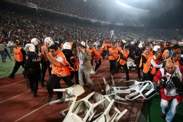 <b>2-</b> Beikta'a, Futbol Federasyonu Disiplin Talimat gerei en az 6 ma tarafsz sahada seyircisiz oynama cezas verecek. Yani malarn byk ihtimalle stanbul dndaki bir ehirde seyircisiz oynayacak.