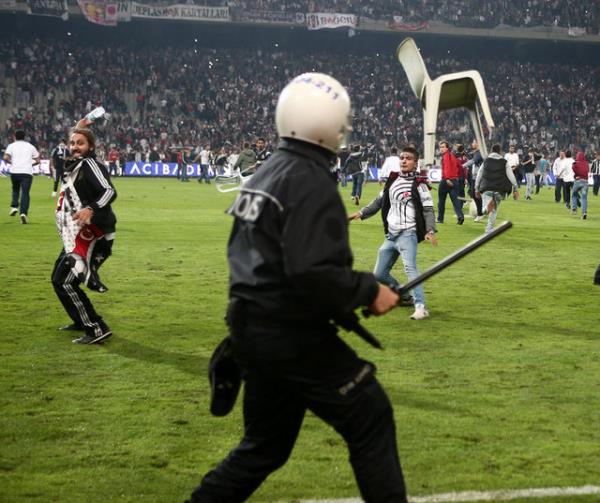 <b>4-</b> Hakem Frat Aydnus tarafndan sahadan atlan Beikta Teknik Direktr Slaven Bilic'e de en az 20 gn hak mahrumiyeti cezas gelecek.