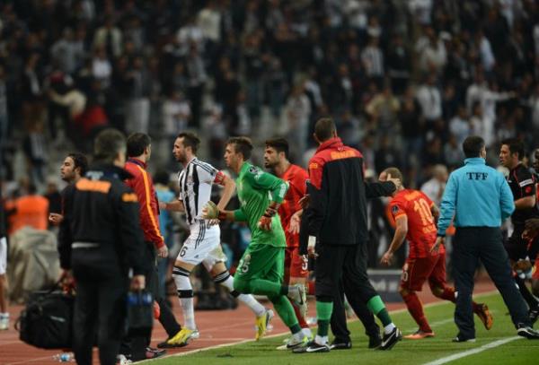 Spor Toto Sper Lig'in 5'inci haftasnda Beikta ile Galatasaray arasnda oynanan derbi manda skor 2-1 Galatasaray lehineyken, seyircilerin sahaya girmesi sonucu uzatma dakikalarnda ma hakem Frat Aydnus tarafndan tatil edildi.