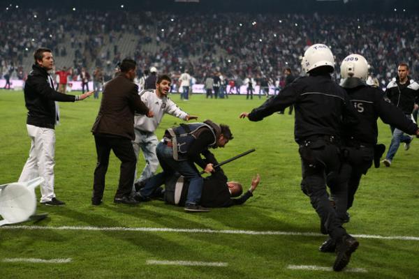 <b>3-</b> Grd krmz kart sonras seyirciyi tahrik eden Galatasarayl Felipe Melo'ya en az 3 ma ceza gelecek.