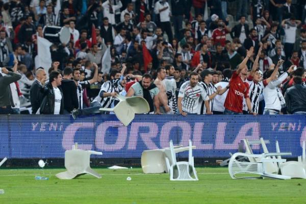 Taraftarlarnn neden olduu saha olaylar nedeniyle derbi man yarda kalmas Beikta Kulb'nn ceza almasna da neden olacak.