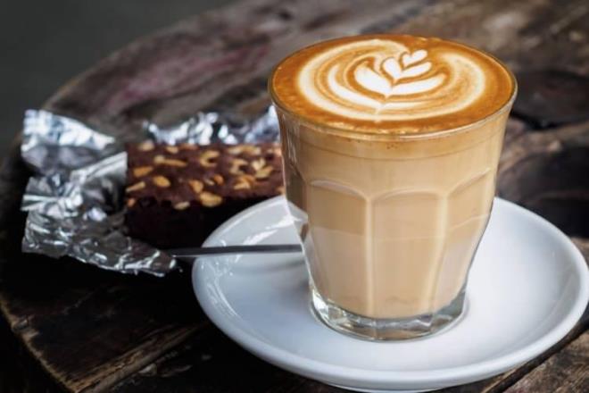 KAHVE SEVERLERN FAVORS LATTE    Yemeksepeti Market?in Everyday Roastery kahve mensnde 2023?n yldz olan Latte, Trk kahve kltrne alternatif olarak geni bir tketici kitlesi tarafndan tercih edilirken, Americano ve Mocha gibi sert ve tatl kahve seenekleri de poplerlik kazand. Flat White ve Caramel Macchiato'nun listeye girmesi, kahve tketiminin eitliliini ve gelien damak zevklerini yanstyor.