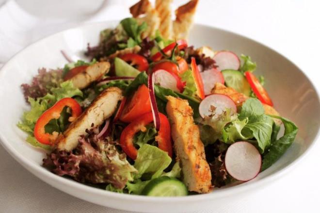 2023'te en ok sipari edilen salatalar, Tavuklu Salata'nn ba ektii bir listeyi oluturuyor.