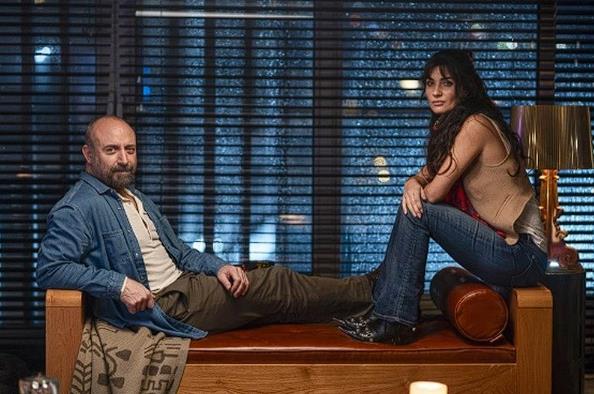 ekimleri 9 Aralk'ta balayan dizi, gen oyuncu Manolya ile deneyimli gazeteci Hakan'n bir rportaj iin bir araya gelmeleri ve bu vesileyle balayan karmak ilikilerini konu alyor.