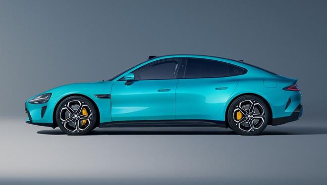 Batarya konusunda yine inli dev marka CATL ile alan Xiaomi bu modelinde, 800V yksek voltajl yzde 77,8 hacim verimliliine sahip entegre bir batarya kullanyor.     150 kWh'lk batarya paketiyle 1200 kilometre menzil vadeden aracn, 132 kWh'lk pakete sahip versiyonu 1000 kilometre menzil sunuyor.