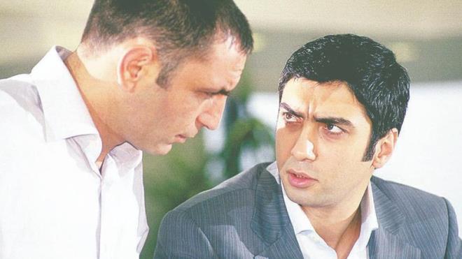 KURTLAR VADS DZSNN SEVLEN SMLERYD<p>    Kurtlar Vadisi dizisinin sevilen isimleri olarak n plana kabilen; Necati amaz, Grkan Uygun ve Erhan Ufak'n aradan geen senelerle birlikte grnmlerinde deiiklik olduu da grlebiliyor.