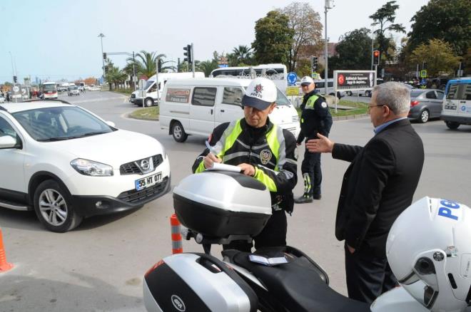 akar ya da siren kullanma cezas 6.440 TL            <br>  Ara kullanrken src belgesini yannda bulundurmamak ve yetkililerin her isteyiinde gstermemek: 1.507 TL<br>  ndeki arac geerken geme kurallarna riayet etmemek: 1.507 TL<br>Drift atma cezas 32.234 TL         <br>  Engelli iin ayrlan yere park etme cezas 1.383 TL   <br>           Ehliyetsiz ara kullanma cezas 12.978 TL         <br>  Emniyet kemeri takmama cezas  691 TL