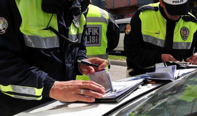 te 2024 ylnda uygulanacak trafik cezalar<p>  Alkoll ara kullanma (ilk yakalanma): 6.440 TL  <br>            Alkoll ara kullanma (ikinci yakalanma): 8.075 TL   <br>           Alkoll ara kullanma cezas (nc yakalanma): 12.978 TL