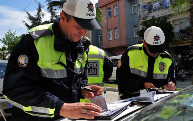 Trafik cezalarna 1 Ocak 2024 itibariyle yzde 56.46 zam geldi. Trafikte bunlar yapanlarn can fena halde yanacak. Drift atmak, alkoll ara kullanmak, krmz kta gemek, radara yakalanmak cebinizi fena halde yakacak. te 2024 ylnda uygulanacak trafik cezalar...