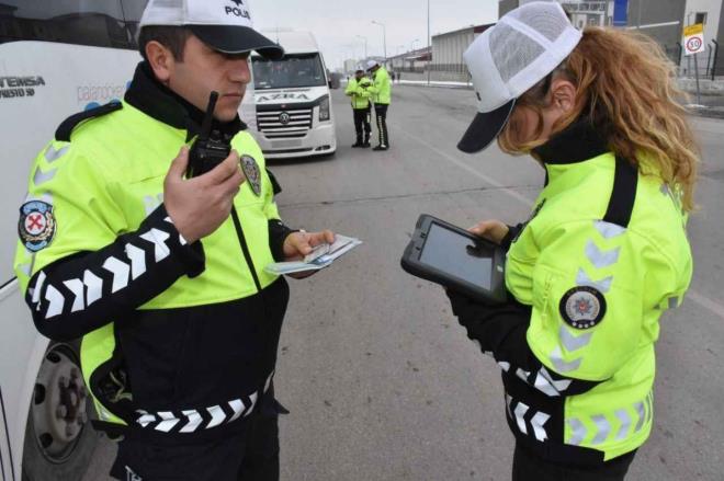 1 Ocak 2024?ten itibaren krmz kta gemenin cezas 953,4 liradan 1510 liraya kacak. Ayn ekilde hz snrn yzde 30 amann cezas da 1510 lira olacak. Alkoll  ara kullanmnn cezas 4 bin 250 liradan, 6 bin 735 liraya ykselecek. Cep telefonuyla konumann cezas da 1510 lira olacak.