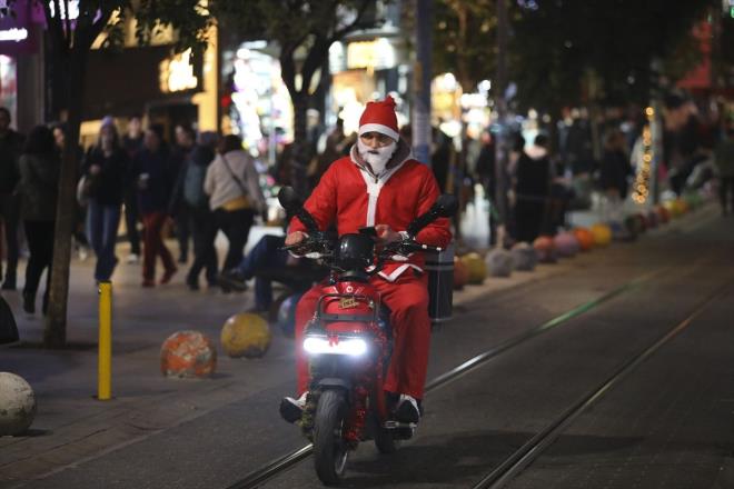 stanbul'da yeni yla stiklal Caddesi'nde girmek isteyen vatandalar ve turistler younluk oluturdu.