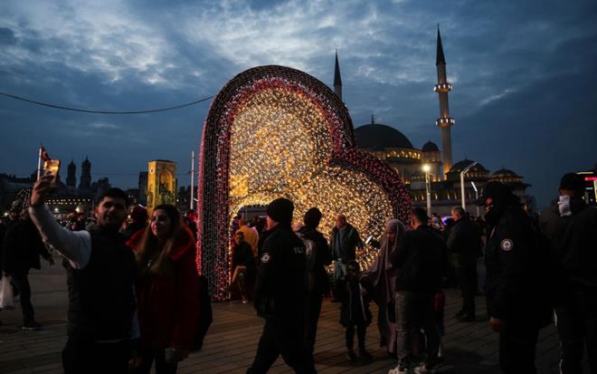 Trkiye yeni yla girdi... Acsyla, tatlsyla, iyisiyle ve ktsyle bir yl daha geride braktk. Hogeldin 2024... Yeni yl lkemize, slam alemine, mazlumlar corafyasna huzur getirsin...