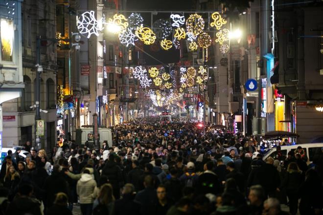 Polis tarafndan mobil araca alnan yabanc uyruklu insanlardan alnan parmak izi ile vize ihlali, illegal giri, kimlik ve yol seyahat izni gibi belgeler kontrol edildi.
