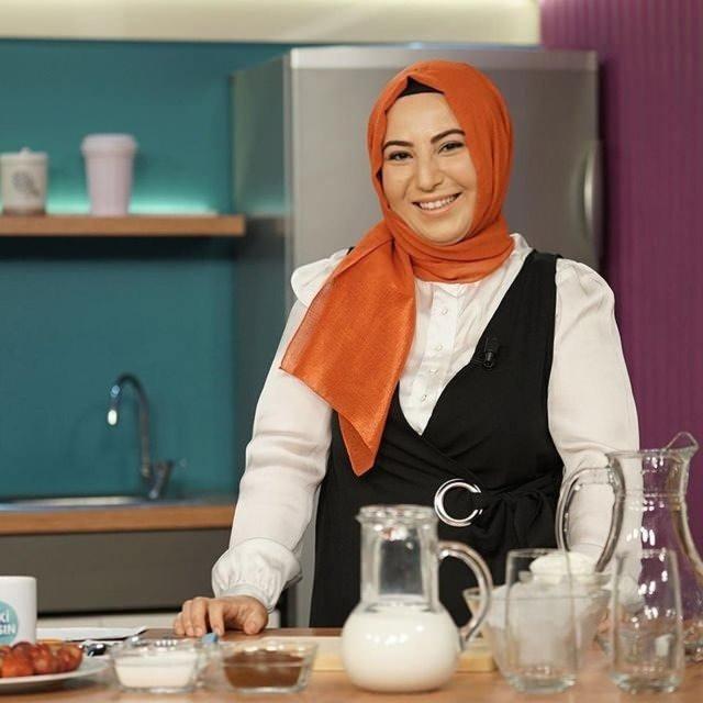 TV8 ekranlar�n�n vazge�ilemez yar��malar�ndan biri olan MasterChef T�rkiye, yemekleriyle g�ndem oldu�u kadar yar��mac�lar�n �zel hayat�yla da ad�ndan s�kl�kla s�z ettiriyor.