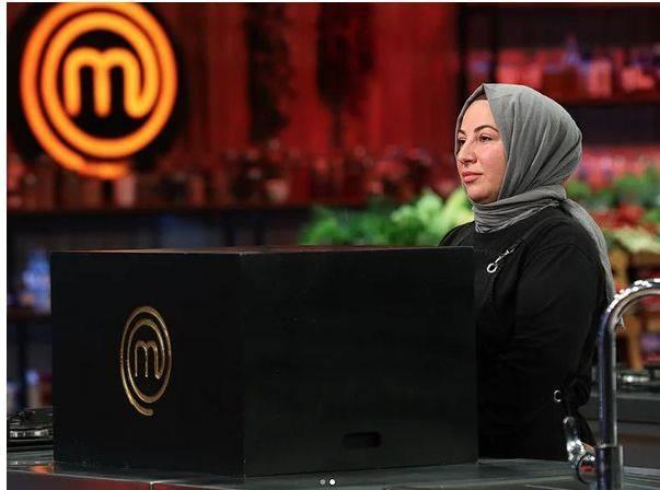 Televizyon ekranlar�n�n izlenme rekoru k�ran yemek yar��mas� MasterChef yar��mac�lar�yla da g�ndemden d��m�yor. Ba�ar�l� yar��mac� Eda Karabulut, sosyal medya yorumlar�na ate� p�sk�rd�. Adeta deliye d�nen Eda Karabulut, solu�u savc�l�kta ald�.